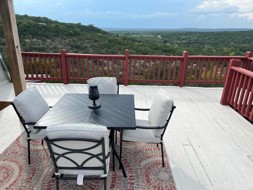 Entire 2Br 2Ba Hilltop View Home Sleeps 7 Pets 4 Acres Jacuzzi Central Ac Kingbeds Free Wifi-Parking Kitchen Washerdryer Starry Terrace Two Sunset Dining Patios Grill Stovetop Oven Fridge Onsitewoodedhiking Wildlife Coveredpatio4Pets & Birds Singing! Marble Falls Kültér fotó