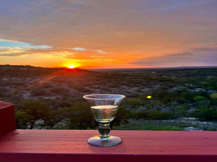 Entire 2Br 2Ba Hilltop View Home Sleeps 7 Pets 4 Acres Jacuzzi Central Ac Kingbeds Free Wifi-Parking Kitchen Washerdryer Starry Terrace Two Sunset Dining Patios Grill Stovetop Oven Fridge Onsitewoodedhiking Wildlife Coveredpatio4Pets & Birds Singing! Marble Falls Kültér fotó