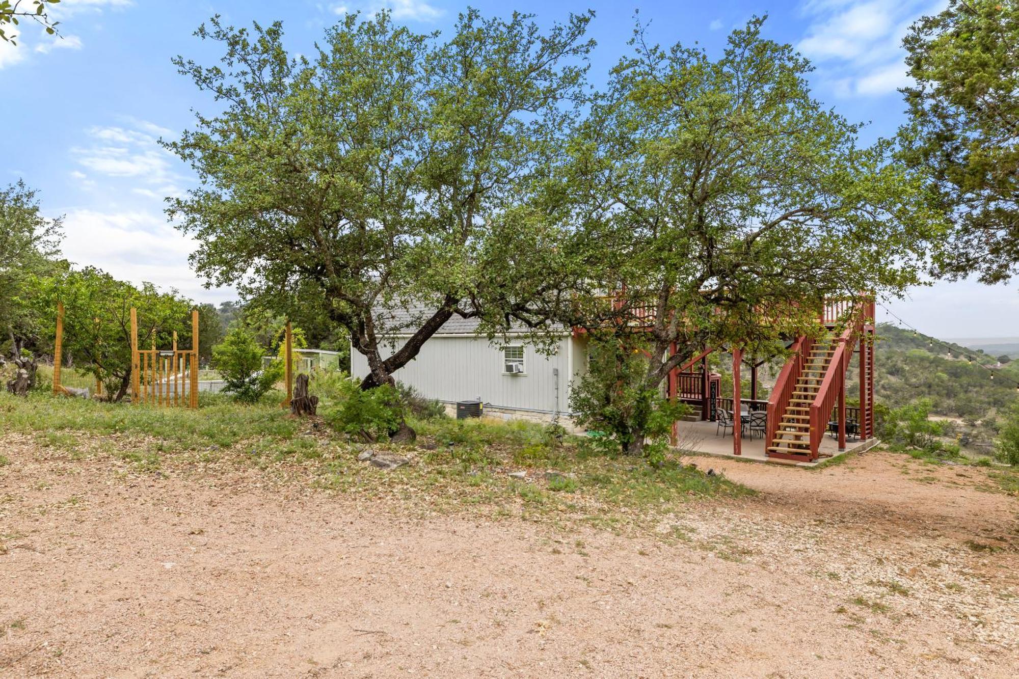 Entire 2Br 2Ba Hilltop View Home Sleeps 7 Pets 4 Acres Jacuzzi Central Ac Kingbeds Free Wifi-Parking Kitchen Washerdryer Starry Terrace Two Sunset Dining Patios Grill Stovetop Oven Fridge Onsitewoodedhiking Wildlife Coveredpatio4Pets & Birds Singing! Marble Falls Kültér fotó